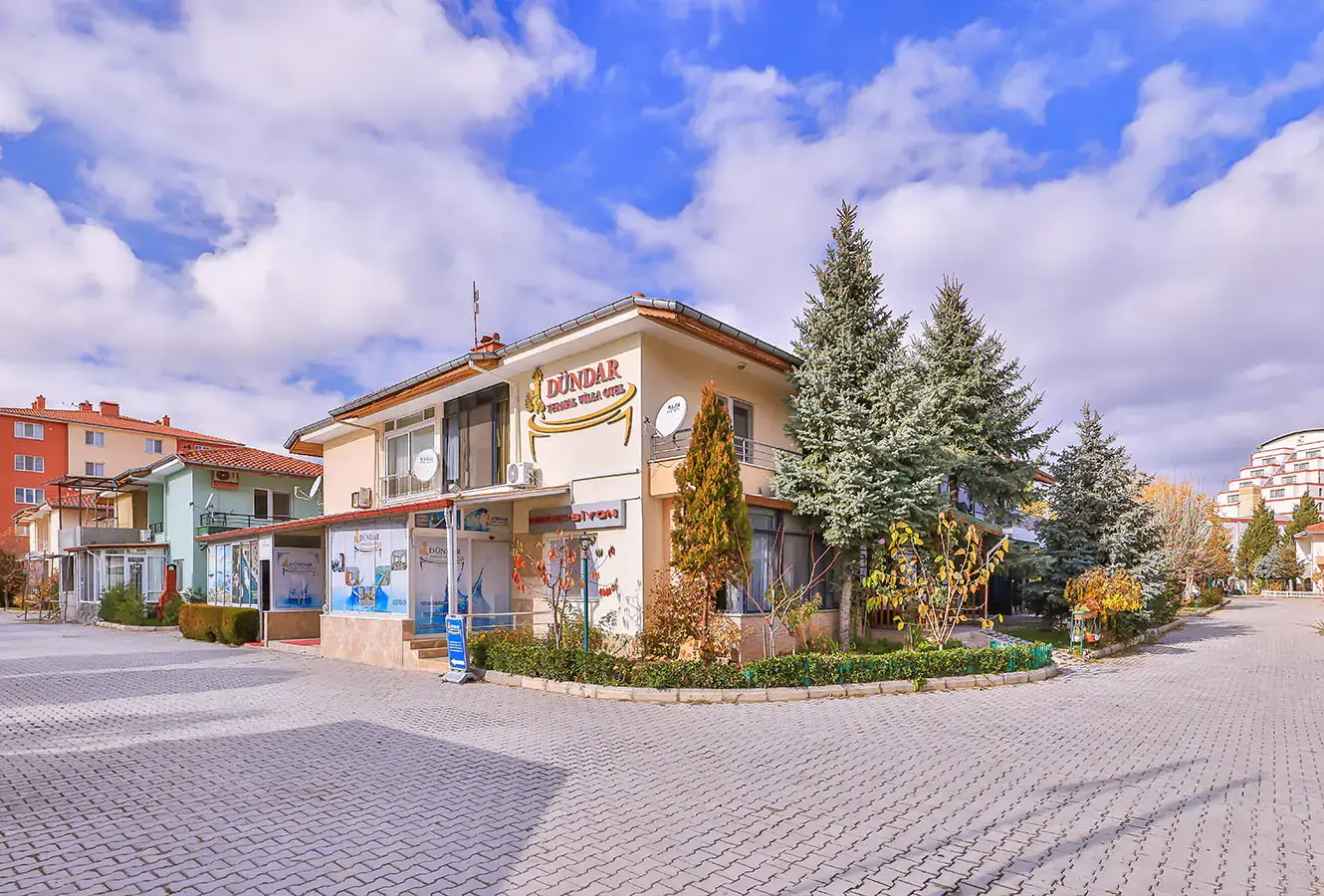 Dündar Termal yerleşkesinin ağaçlar ve yollarla çevrili villaları