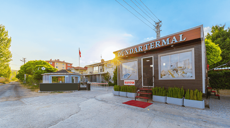 Dündar Termal'in tesis girişi ve resepsiyonu