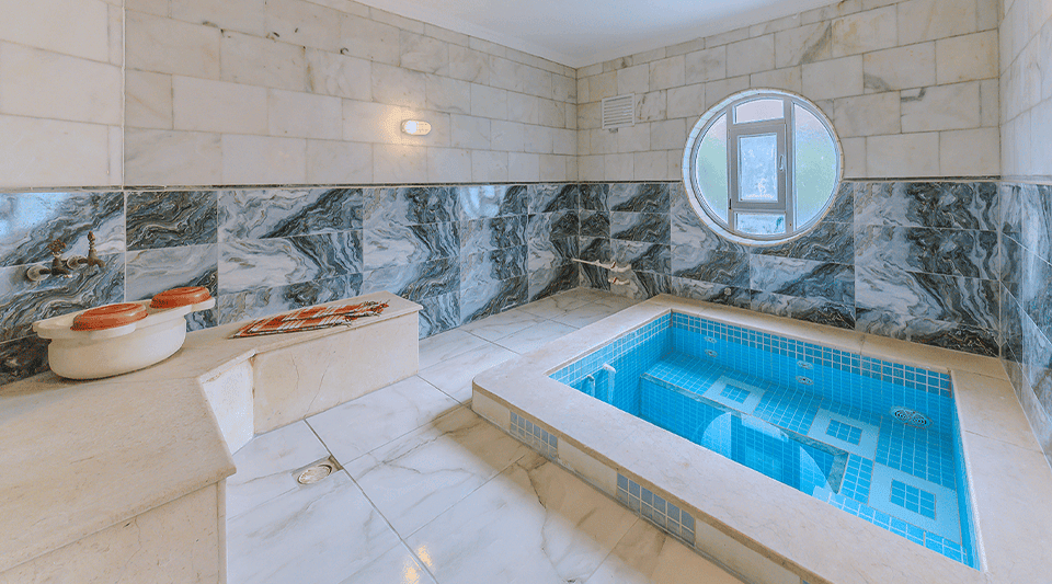 Mavi termal havuz ve mermer hamam alanı
