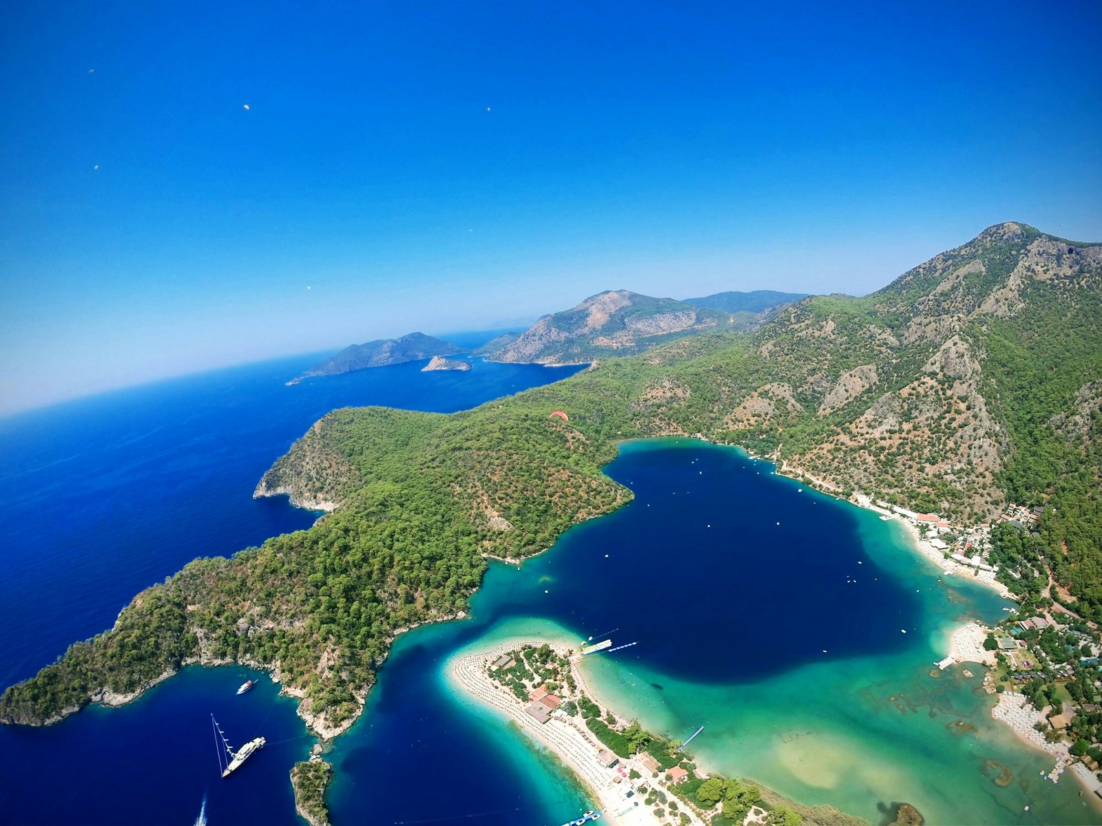 Turkuaz deniz ve güneşli bir koy