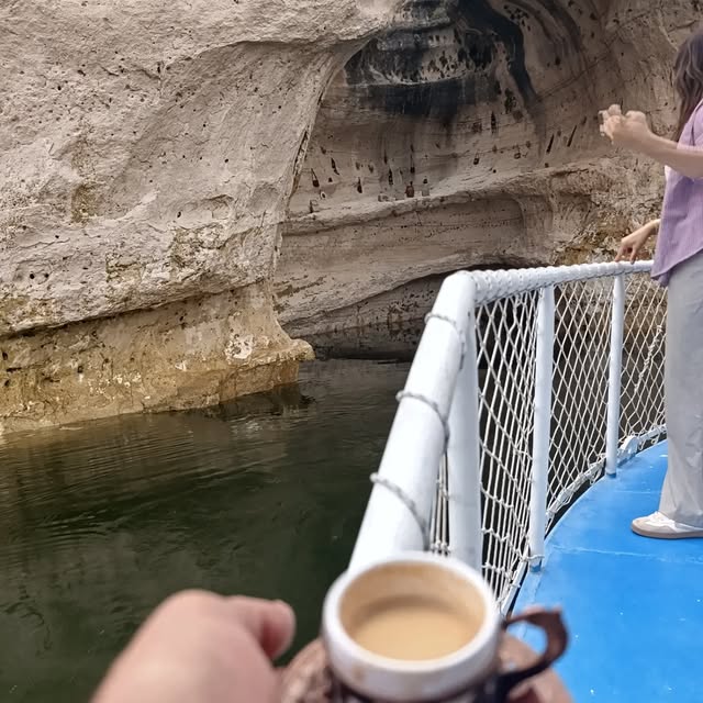 Su ve kayalık manzarası eşliğinde bir gezi molası