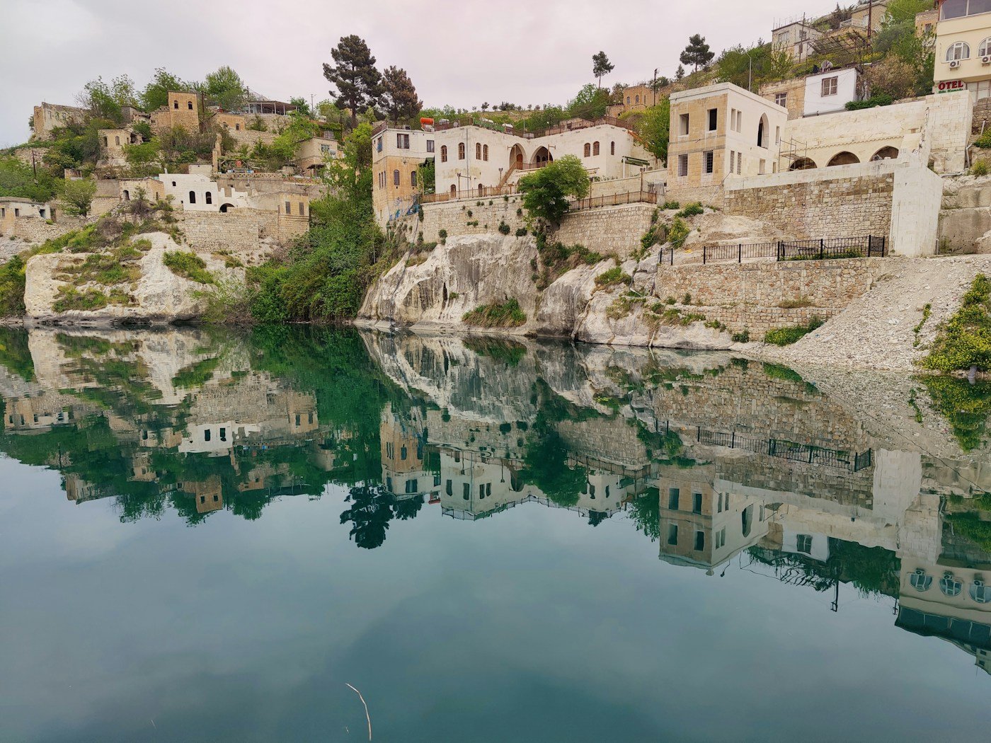 Halfeti'nin suya yansıyan taş evleri