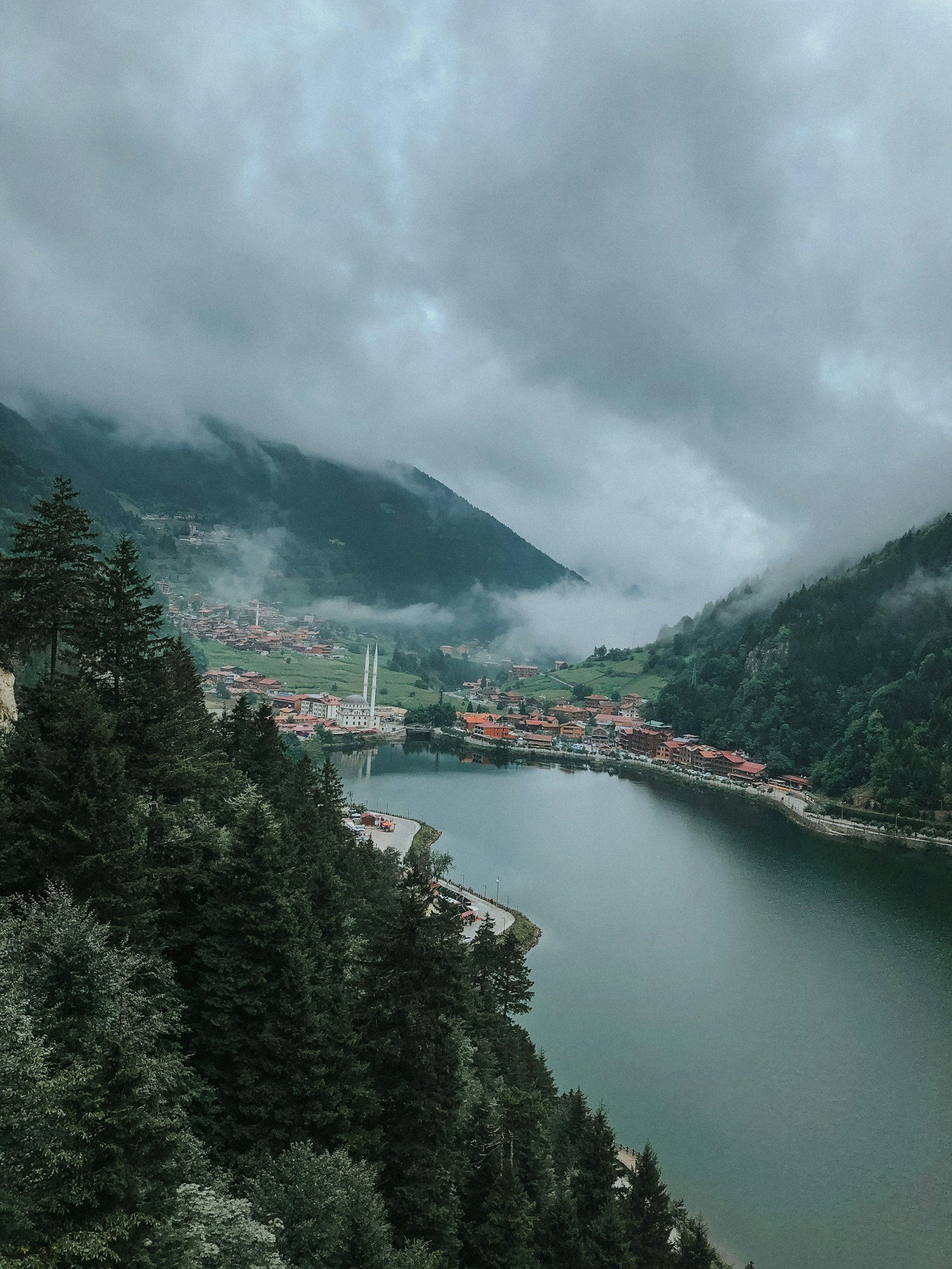 Uzungöl'ün yeşil dağları ve göl manzarası