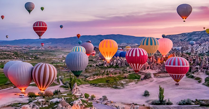 Kapadokya vadileri üzerinde gün doğumunda sıcak hava balonları