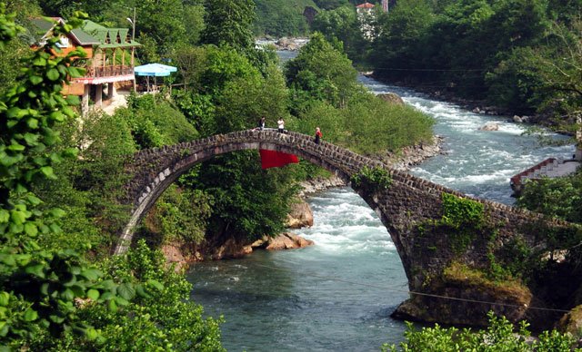Fırtına Vadisi'nde tarihi taş köprü ve yeşil doğa